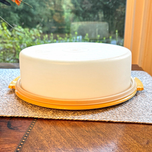 Vintage tupperware round - vintage, pie